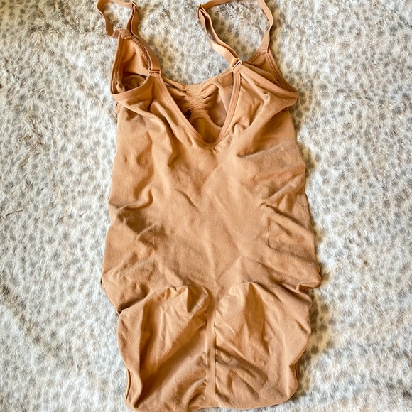 Skims Sculpting Bodysuit - Picture 6 of 8